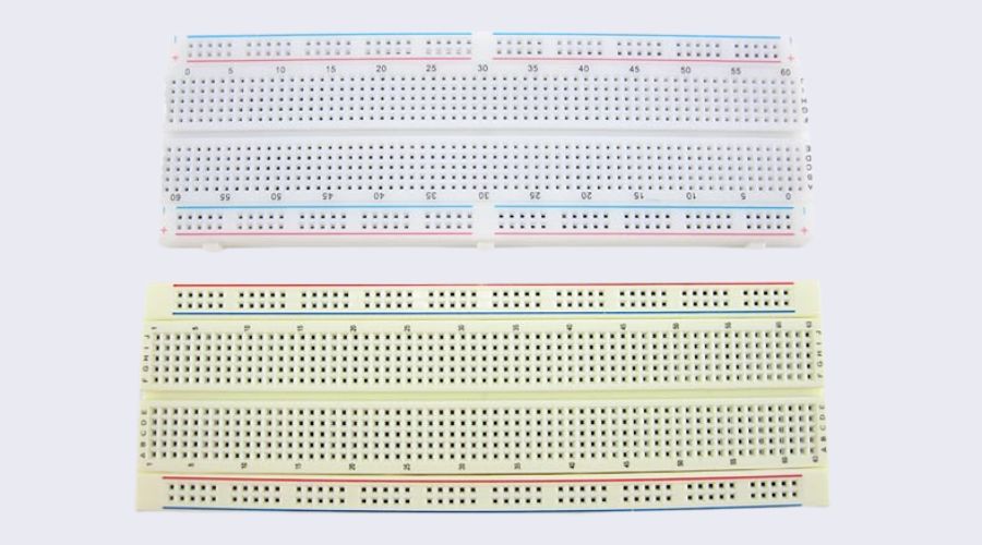 Cấu tạo của Breadboard - Mặt trên gồm các ô nhỏ để cắm linh kiện