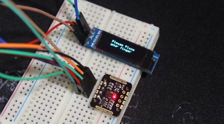 Đặt ngón tay lên cảm biến MAX30102 Arduino